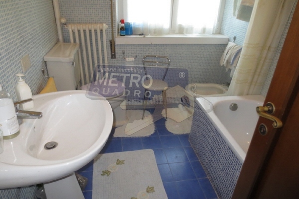 bagno con vasca - UNIFAM. AUTONOMA THIENE (VI) NORD 